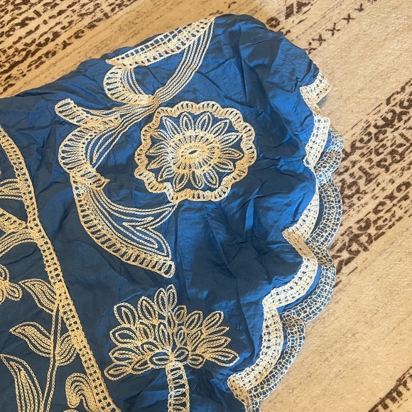 NWT Kindred embriodered blue off white short sleeve blouse flowy top size medium - Picture 5 of 6